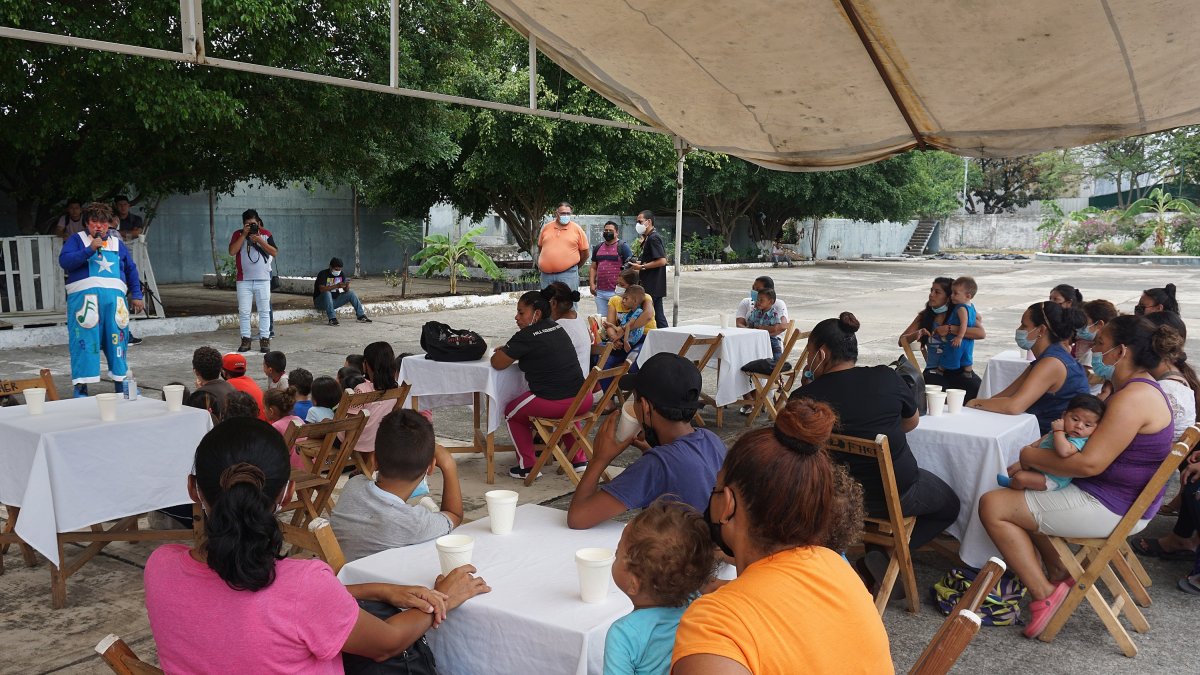 Un grupo de niños migrantes celebra el Día del Niño, en el albergue Jesús el Buen Pastor,