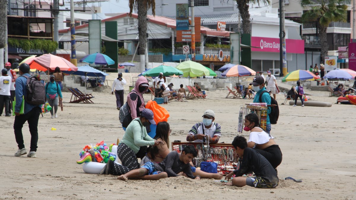 Los vendedores de artesanías y las personas que trenzan el cabello de las bañistas también pudieron tener ingresos, aunque mínimos, en estos días.