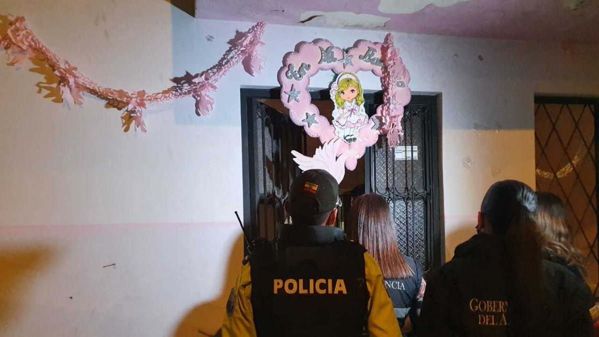 La Policía Nacional suspende un bautizo en el barrio La Cascada (Cuenca).