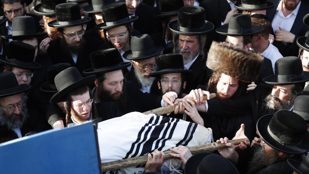 Los dolientes ultraortodoxos israelíes asisten al funeral de una de las víctimas de la estampida humana.