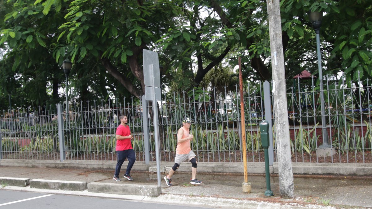 Espacios. Sábados y domingos cierran los parques. Están biertos de lunes a viernes de 06:00 a 18:00.