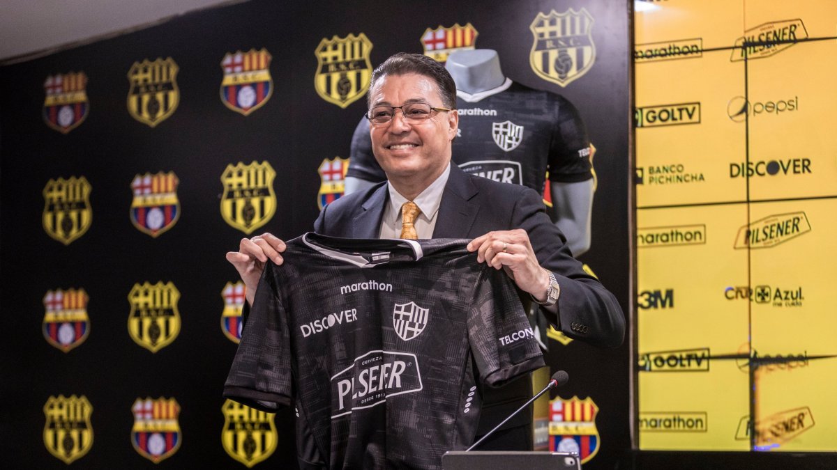 El presidente de Barcelona, Carlos Alfaro Moreno, muestra la camiseta especial por los 96 años