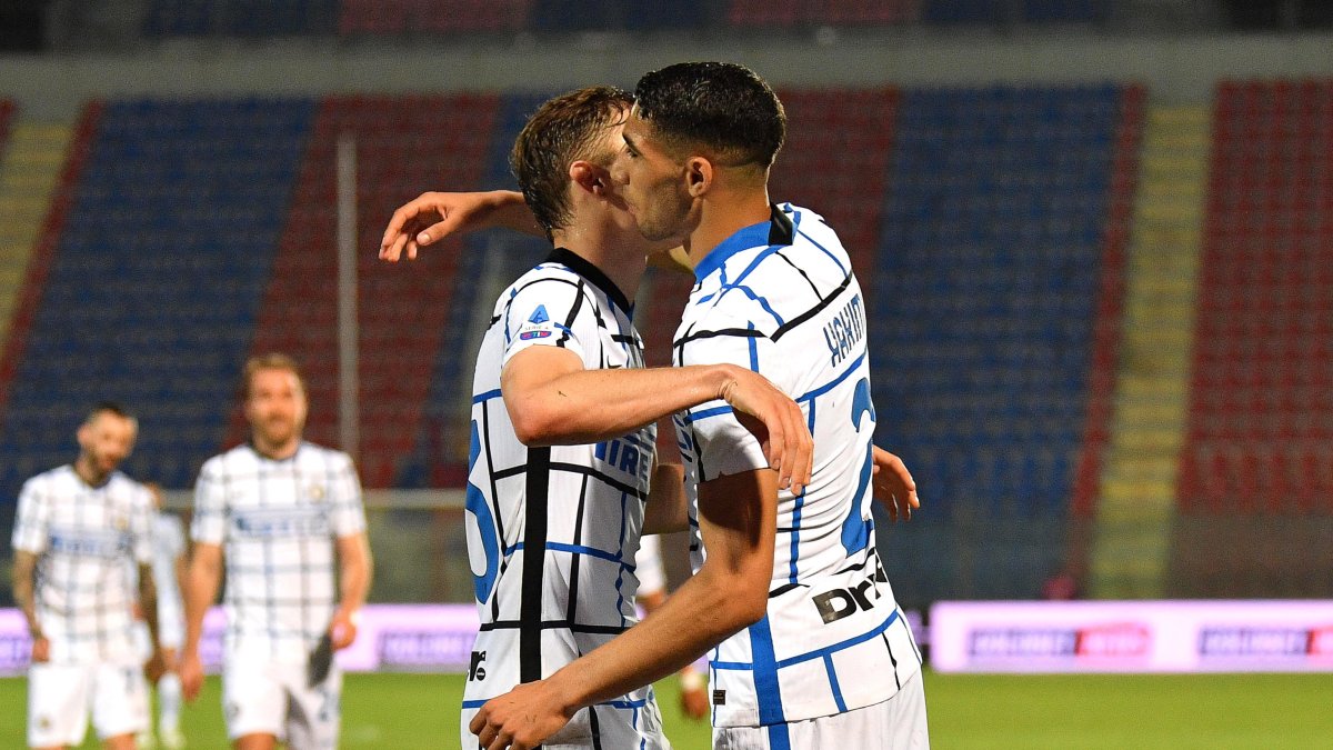 Achraf Hakimi (derecha) celebra después de poner el 2-0 y liquidar el pleito ante el Crotone.