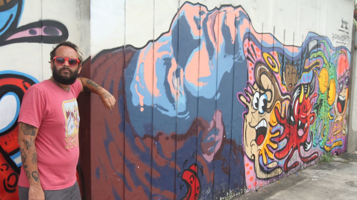 Personaje. Casanova ha elaborado alrededor de 10 murales en el barrio. Luego pintará los postes.