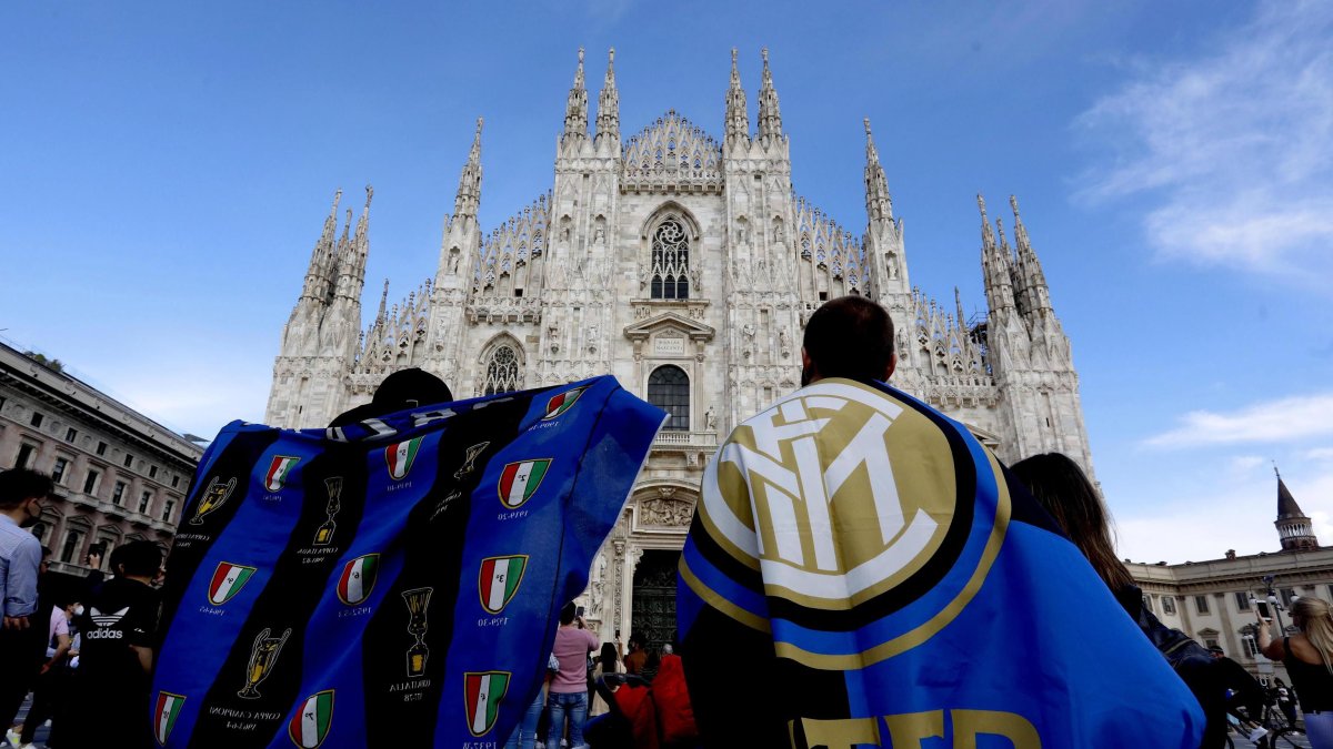 HInchas del Inter de Milán se concentraron en la Piazza del Duomo para festejar el título nacional