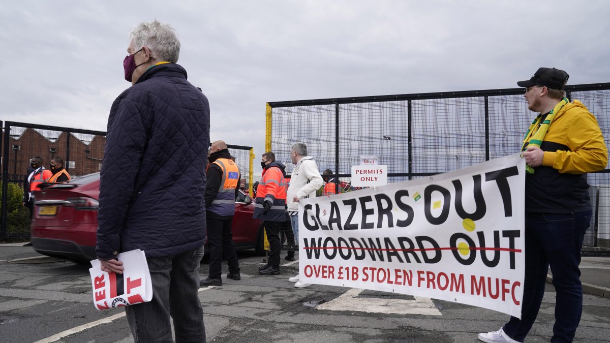 Los aficionados mostraron carteles en protesta por el manejo del equipo durante los últimos años.