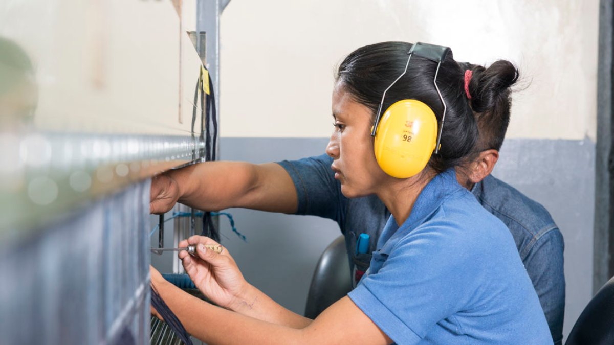 Los estudiantes se preparan en las empresas textiles.