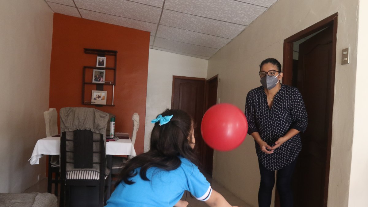 Terapia física. Evelyn Lozano realiza ejercicios físicos con su hija Sofía, quien tiene síndrome de Down. Por las clases virtuales se ha vuelto su terapista.