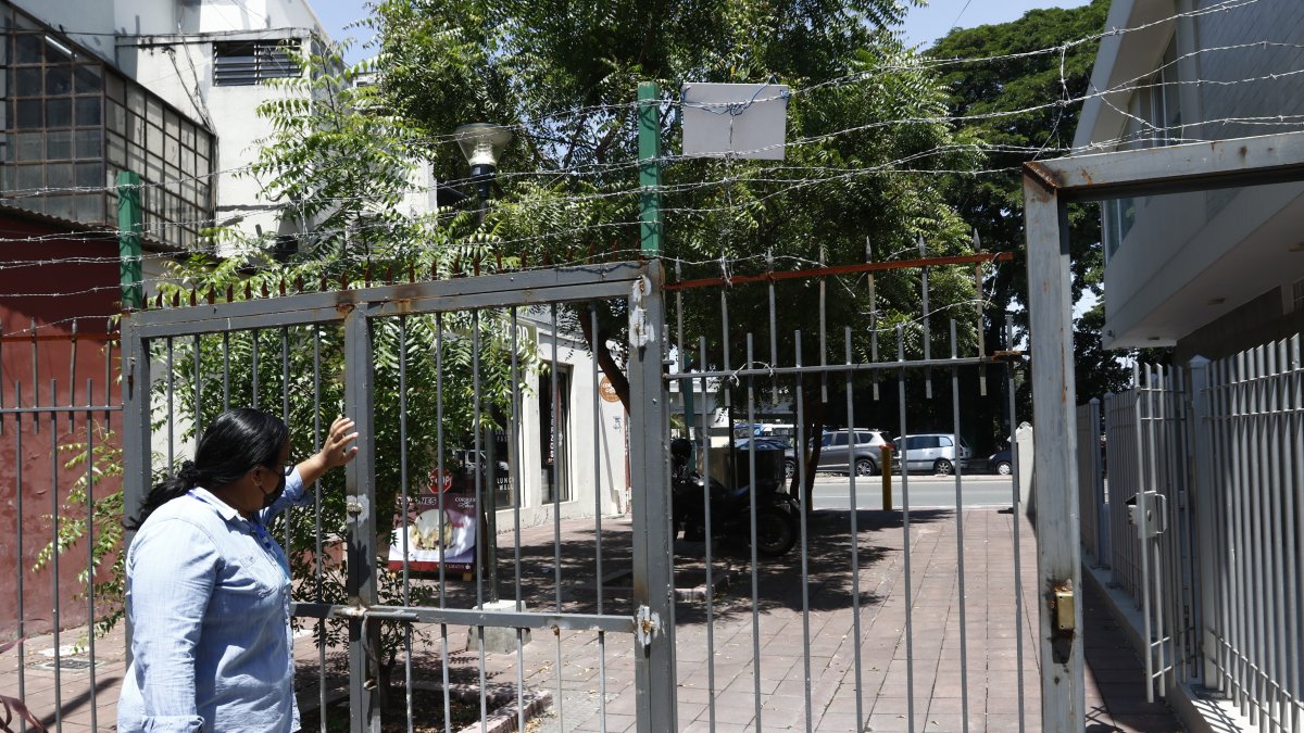 Antecedente. La peatonal que conecta con la avenida San Jorge se encuentra cerrada. Allí, los vecinos han colocado una puerta para que sea usada únicamente por los residentes.
