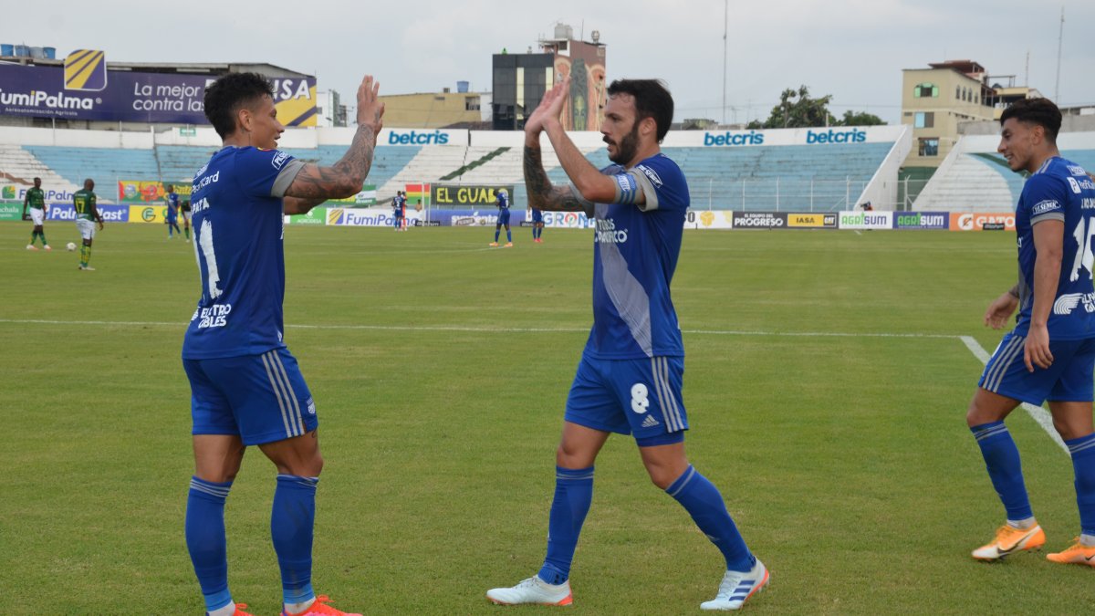 Alexis Zapata (izquierda) y Sebastián Rodríguez festejan uno de los tres goles anotados por Emelec ante Orense