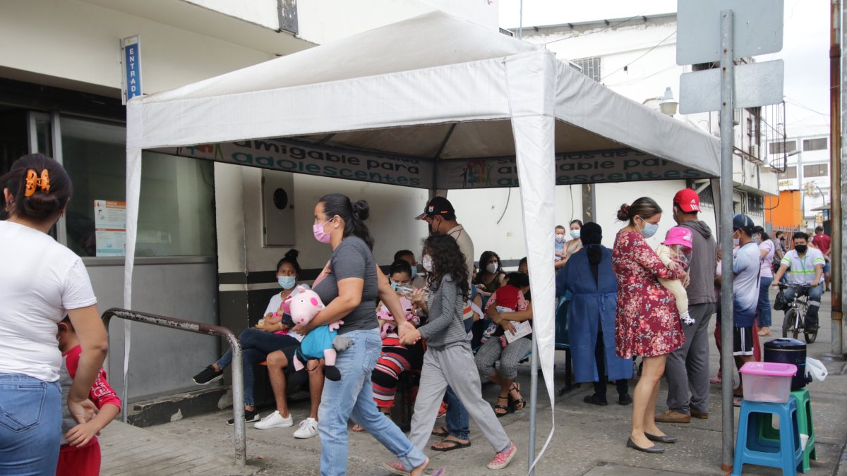 Los padres de familia buscan vacunas para los niños, como la pentavalente que está escasa a varios dispensarios del Ministerio de Salud.