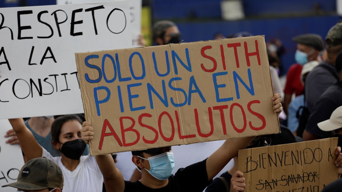 Diversas organizaciones se manifiestan en contra de la destitución de magistrados. Los manifestantes han alzando su voz por lo que consideran una 
