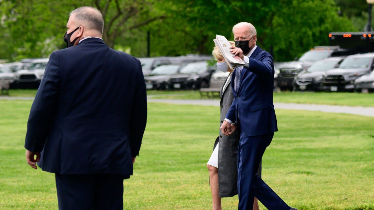 La primera dama Jill Biden caminan para abordar el Marine One.