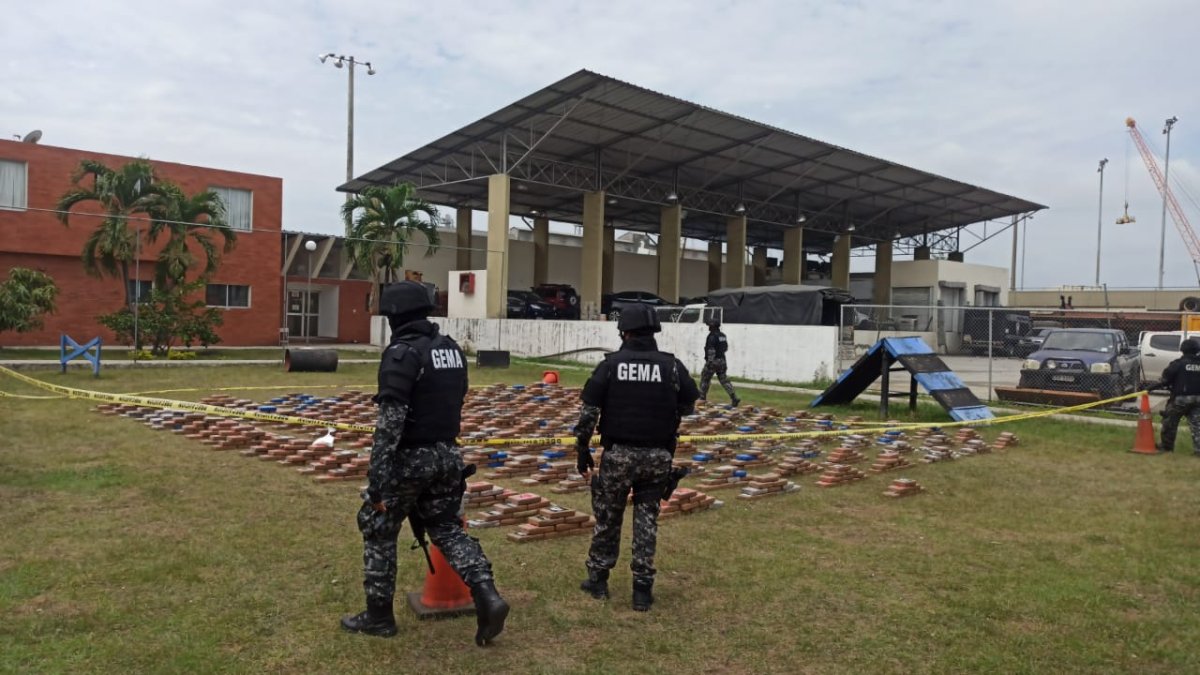 Los 2.121 paquetes de cocaína incautados, fueron mostrados por la Policía.
