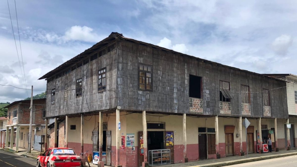 Esta vivienda en la parroquia Alajuela se mantiene en pie pese a su ocupación constante, el tiempo y otros factores
