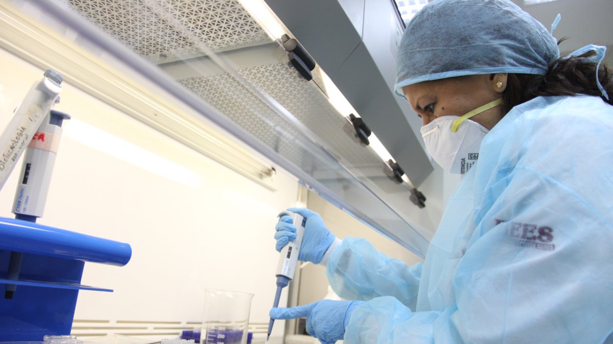 En en laboratorio de la UESS se detectaron los casos de las distintas variantes.