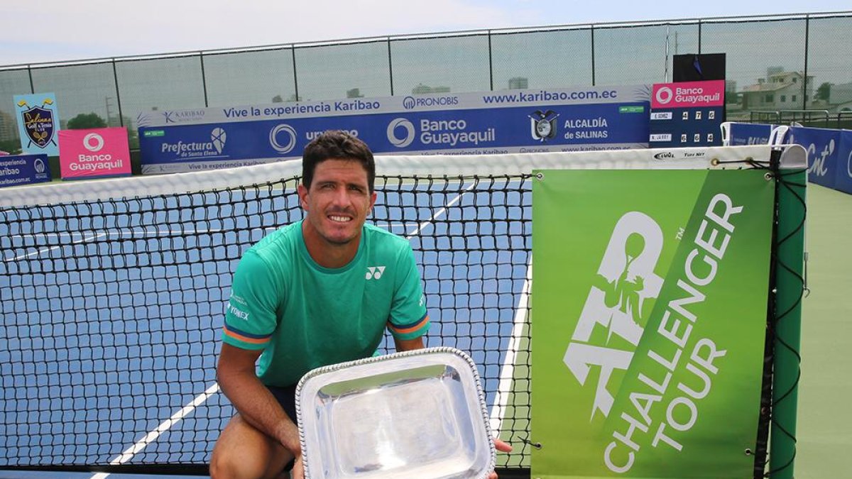 El tenista ecuatoriano sosteniendo el plato que lo acredita como monarca del torneo que disputó en la provincia de Santa Elena.