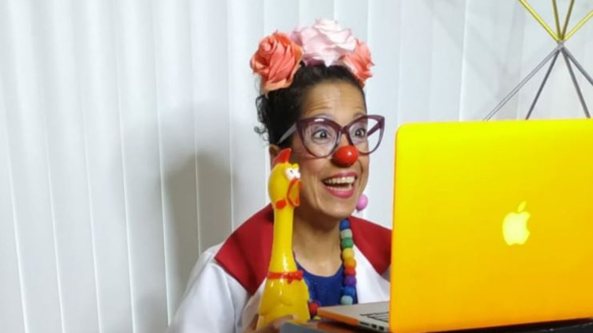 Los voluntarios de la fundación se conectan cada fin de semana con su público.