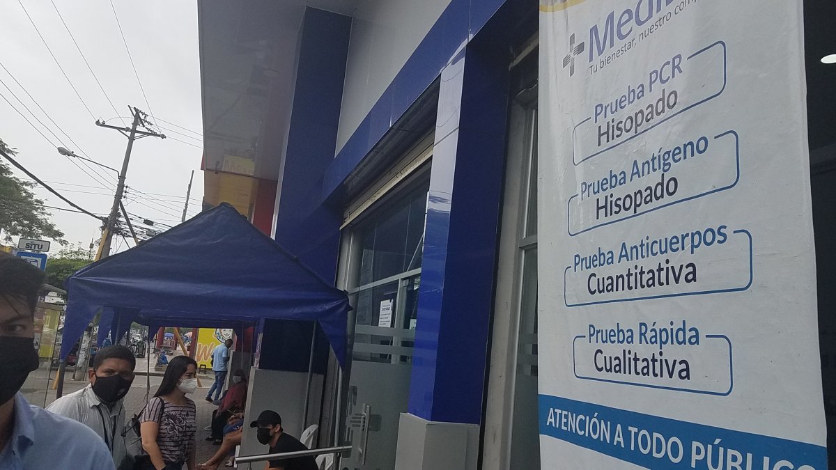 Los centros de salud y laboratorios médicos particulares ofrecen diversos exámenes relacionados con el diagnostico y seguimiento de la enfermedad.