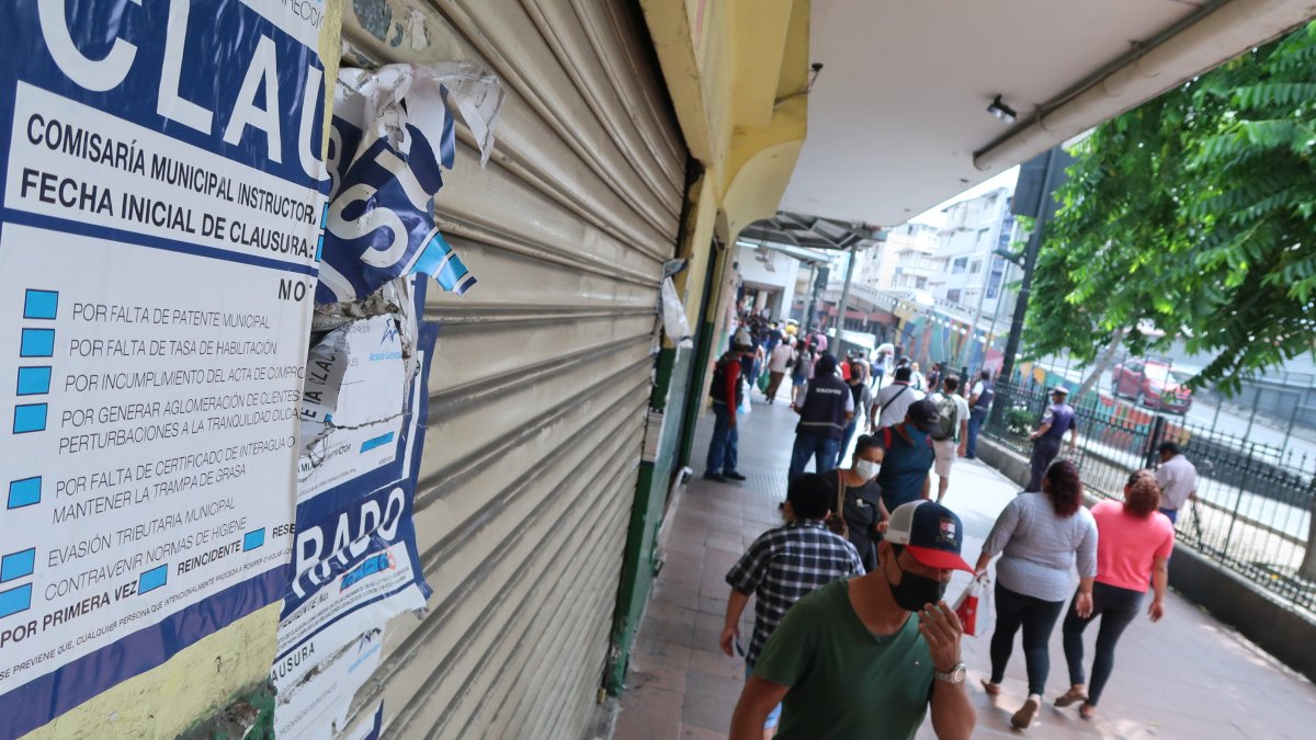Comercio. En las calles Chile y Manabí una bodega clandestina se mantiene cerrada desde que fue clausurada.