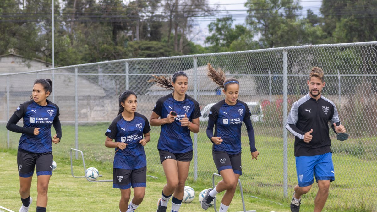 El equipo femenino de Liga Deportiva Universitaria de Quito cumplió con una pretemporada extensa, debido a los constantes cambios en la programación.