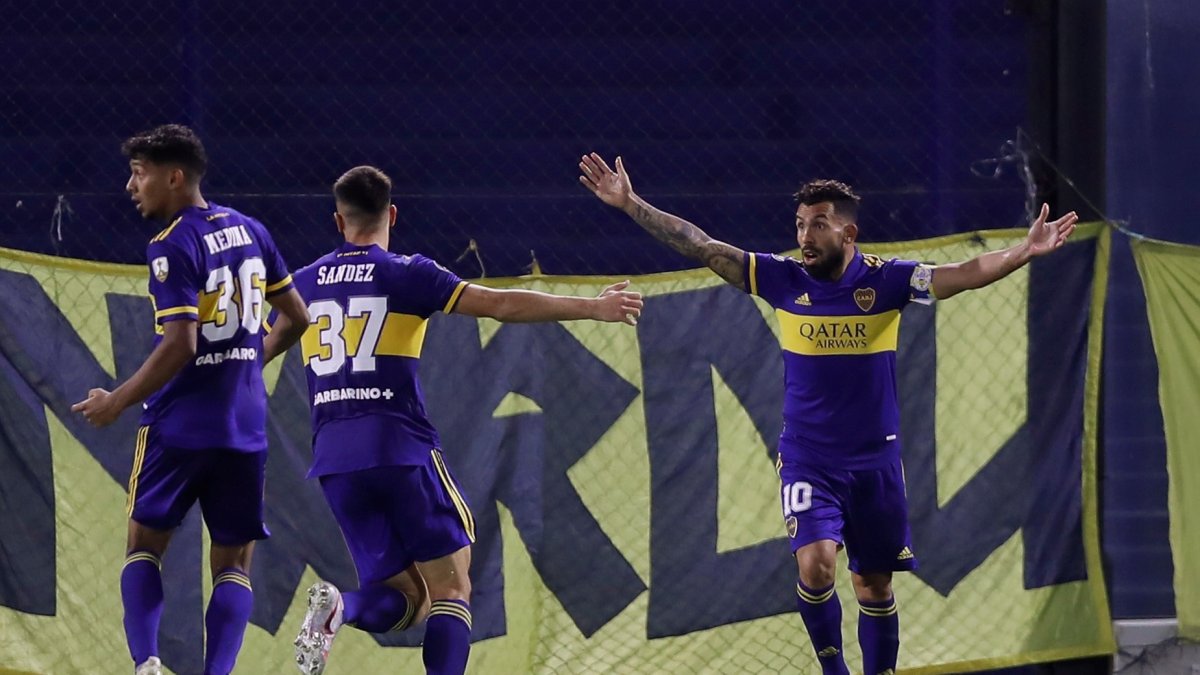 Carlos Tevez (10), delantero de Boca Juniors, celebra luego de marcar un gol contra Santos durante un partido de la jornada 2 del Grupo C de la Copa Libertadores.
