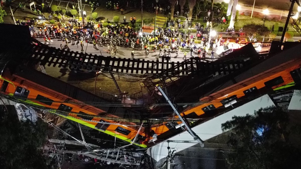 Vista aérea tomada con un drone que muestra el colapso de los vagones del metro esta noche, en la Ciudad de México (México). EFE/ Sáshenka Gutiérrez