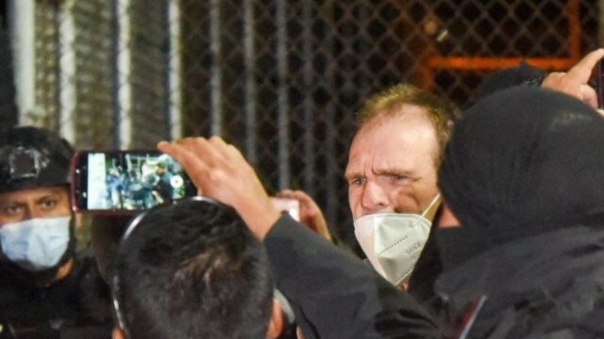 El 'Guero' cuando era arrestado en días recientes.