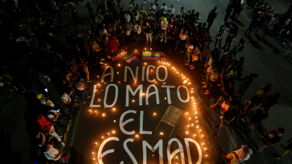 Vista general de un mensaje con velas durante una velatón en homenaje al joven Nicolás Guerrero, asesinado durante los enfrentamientos con miembros del Escuadrón Móvil Antidisturbios (ESMAD).