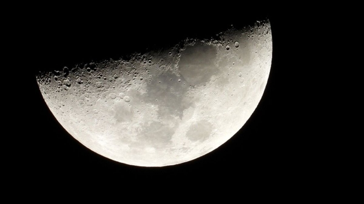 La autora principal del estudio, Ellen Czaplinski, destacó que algunas de las características físicas de las roca (litologías) de esta cuenca pueden proceder de las profundidades de la superficie de la Luna.