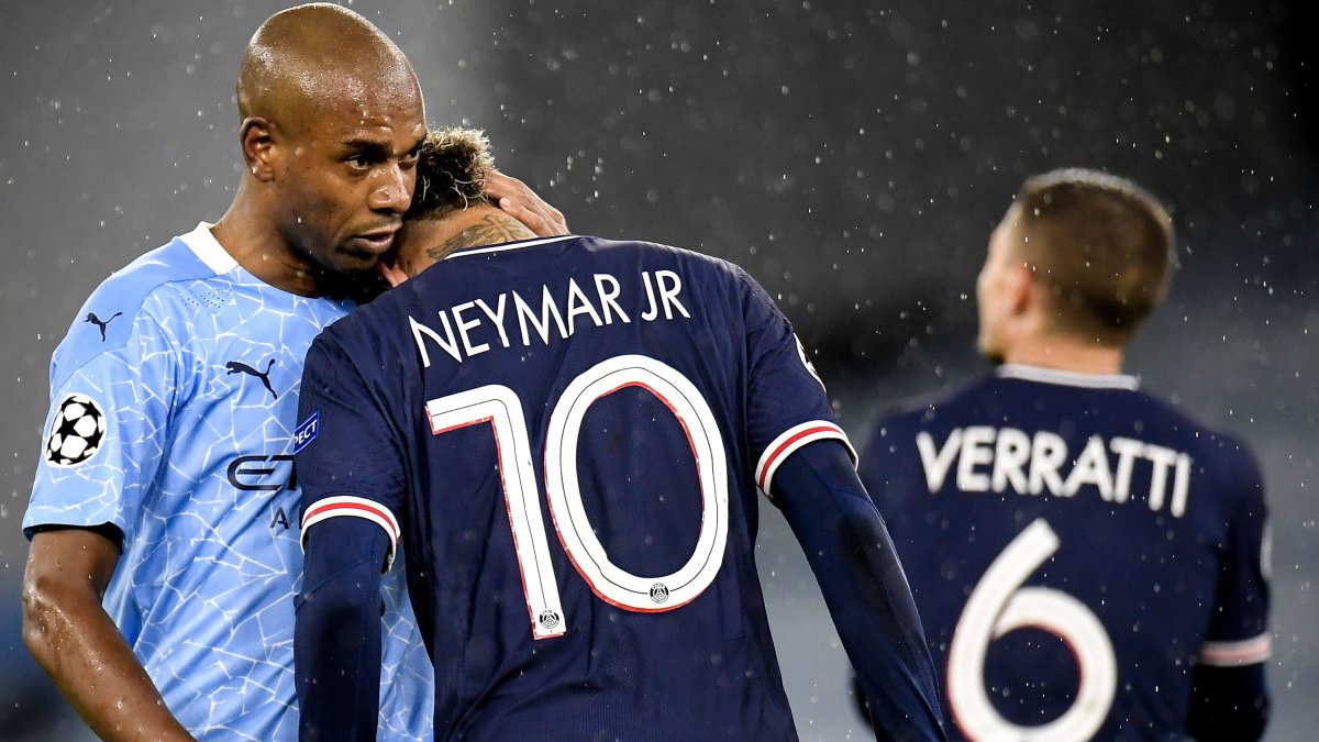 Fernandinho consuela a Neymar después del partido jugado en Manchester