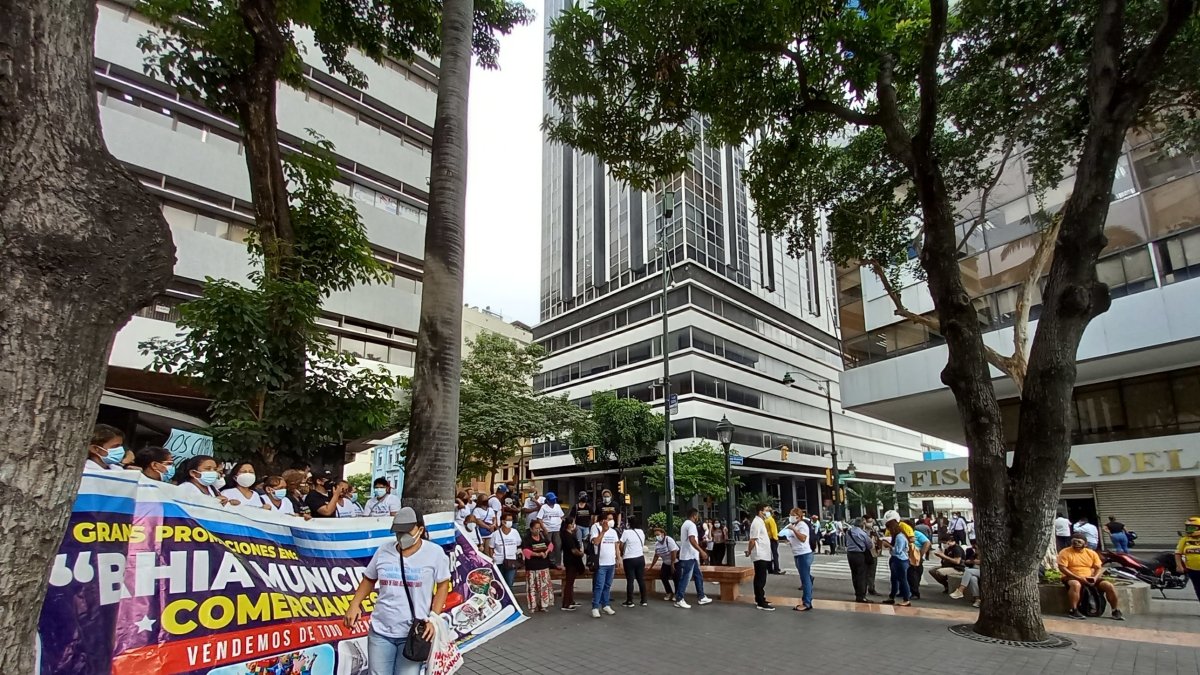 Plantón. Simpatizantes de la alcaldesa fueron a esperarla a Fiscalía.