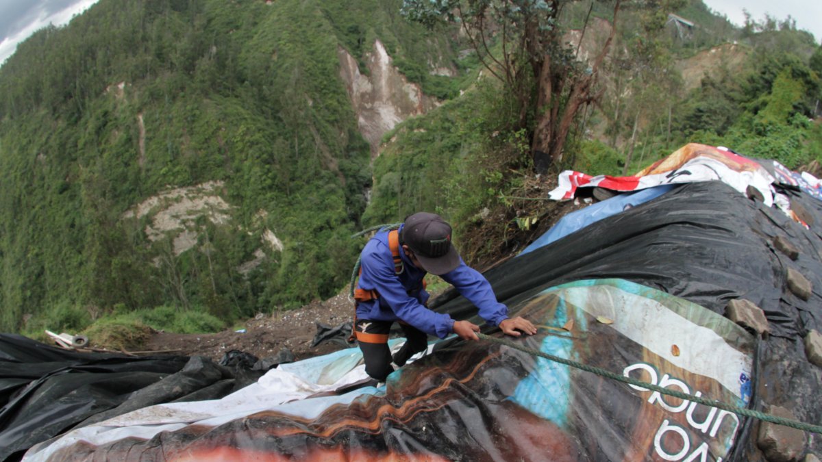 Todos los días, un joven desciende a colocar las lonas y retirarlas a la mañana siguiente.