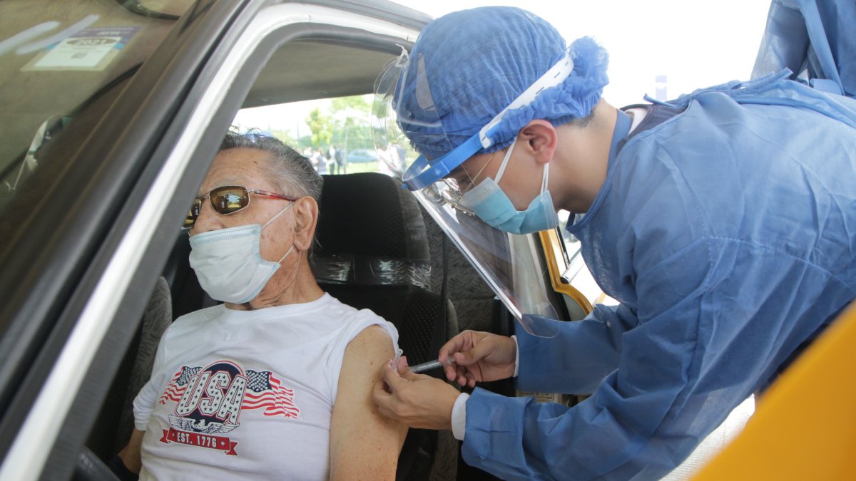 Inoculación. Adultos mayores se acercaron ayer, solos o con familiares, a vacunarse a la calle lateral del Parque Samanes, en el norte de Guayaquil.