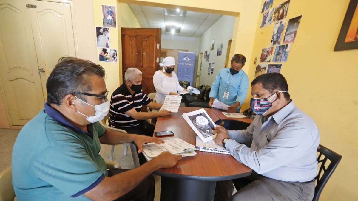 Cita. Grupos sociales y comunitarios de Guayas se reunieron ayer para analizar casos de facturas altas.