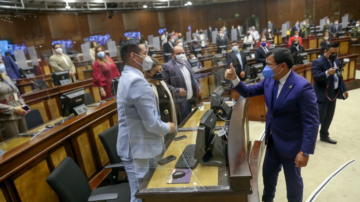 Despedida. Una vez terminado su informe, César Litardo cumple el ritual clásico de las rendiciones de cuentas: recibir los aplausos de los afines.