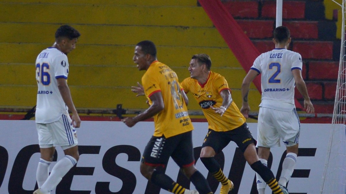 El delantero de Barcelona Carlos Garcés (zapatos amarillos) corre para festejar luego de marcar el único gol en la victoria de los canarios sobre Boca Juniors, conseguida este cuatro de mayo en el estadio Monumental.