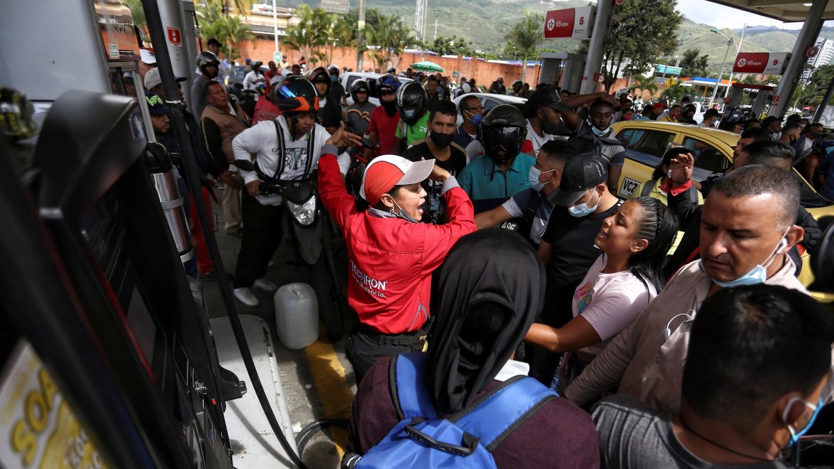 Las protestas continúan hoy en varios departamento de Colombia. Foto: Carlos Ortega / EFE
