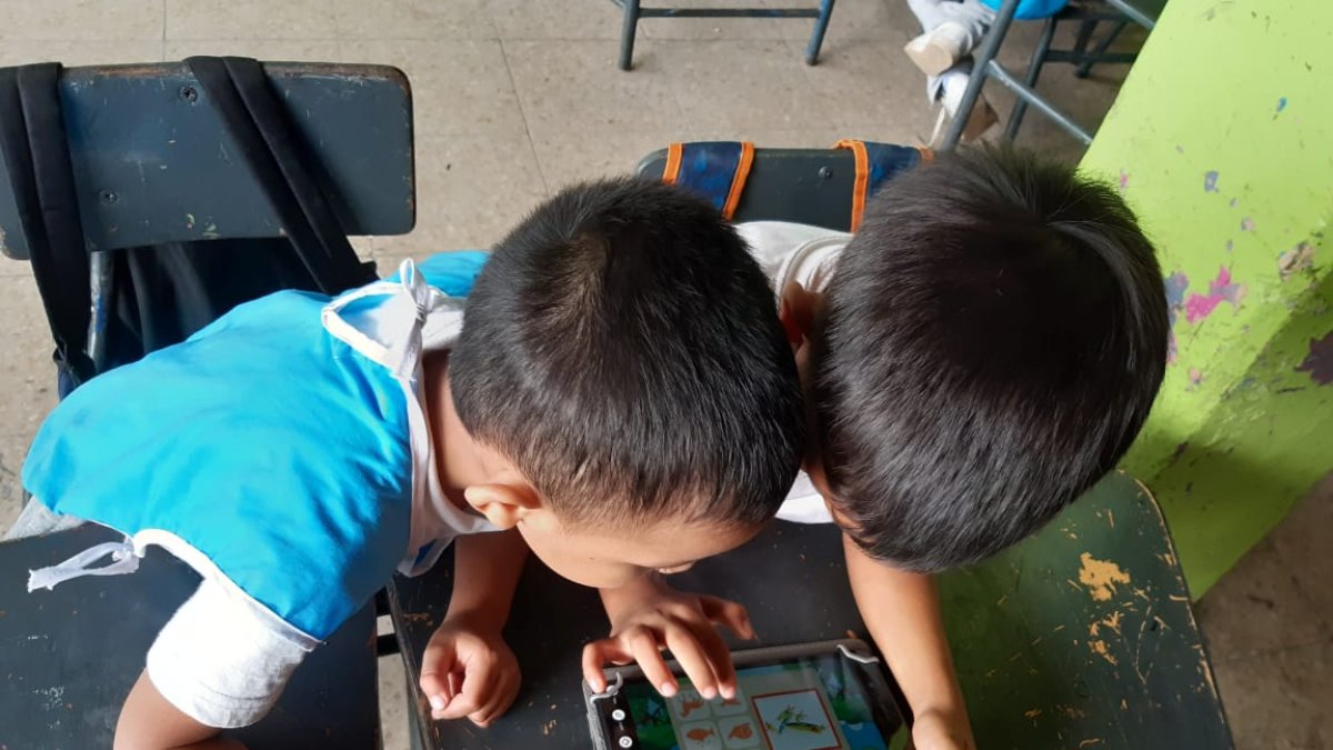 Los niños de sectores populares serán beneficiados con la entrega de equipos digitales.