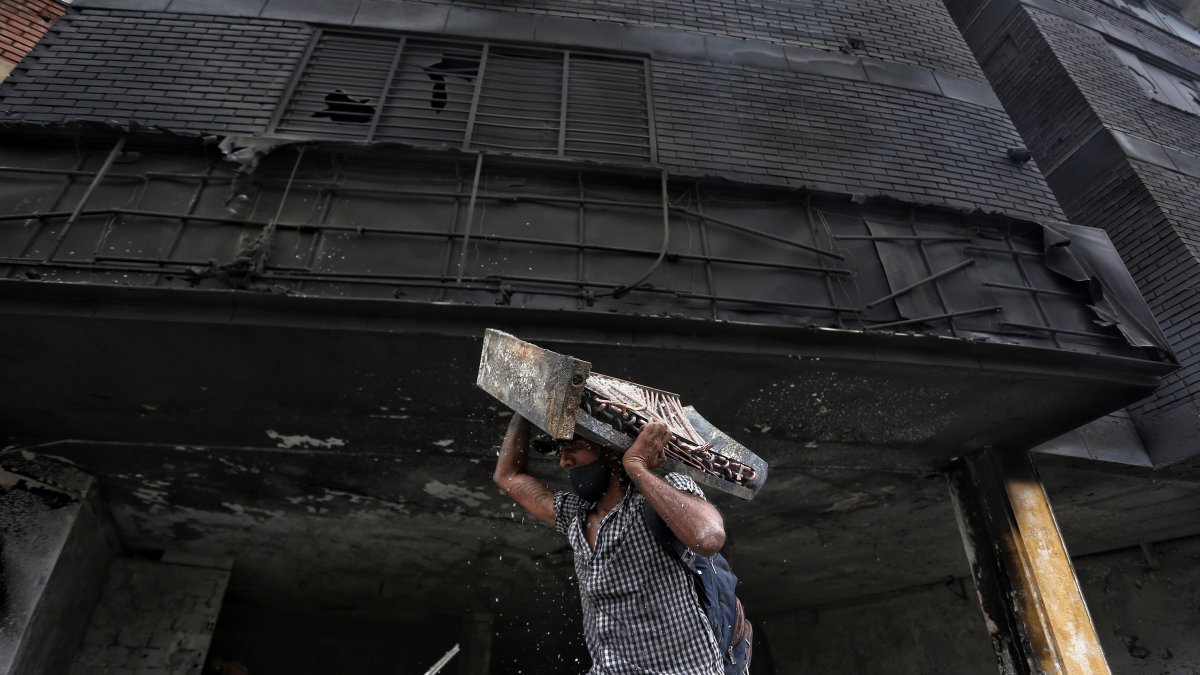 Vista de un hotel que fue incendiado el lunes en medio de los enfrentamientos entre manifestantes y el ESMAD de la Policía colombiana, durante el Paro contra las políticas económicas del Gobierno de Iván Duque, en Cali (Colombia).