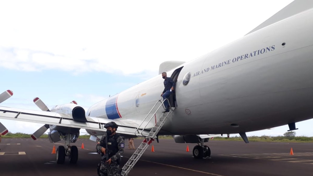 el avión estadounidense Orion P3 aterrizó en la isla San Cristóbal, en Galápagos.