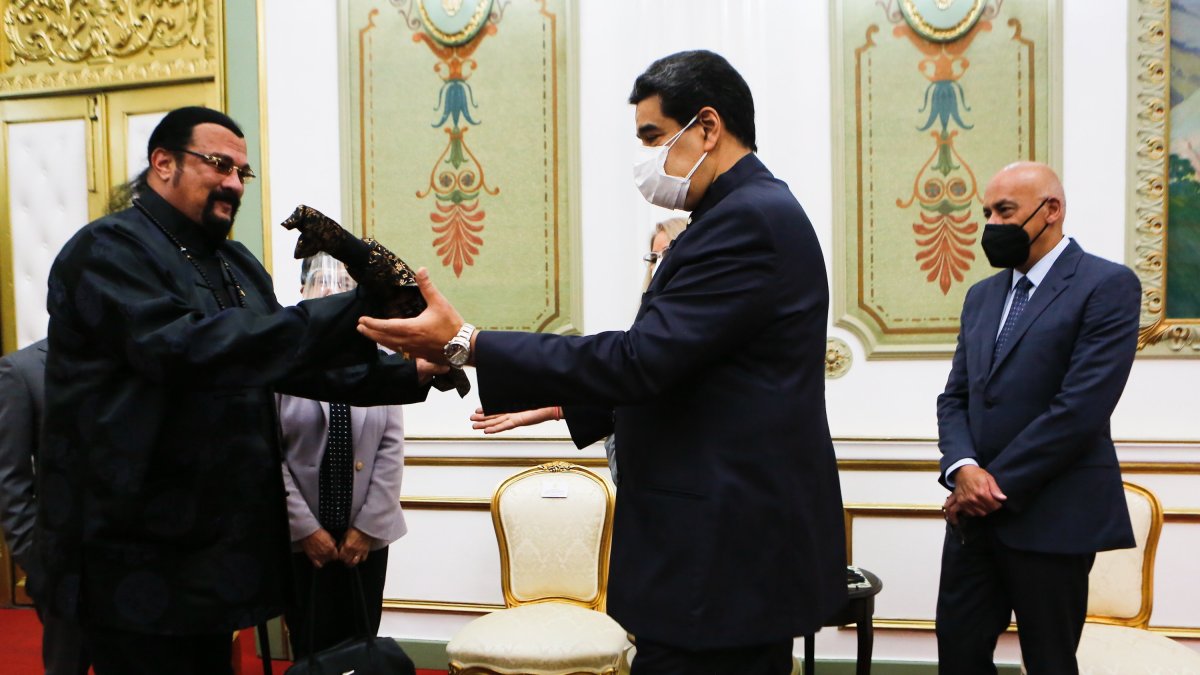 Steven Seagal le obsequió una espada japonesa al gobernante venezolano.
