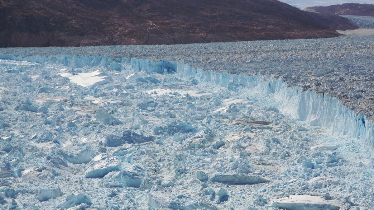 El glaciar Helheim, en Groenlandia, una posible analogía para el comportamiento futuro de los glaciares mucho más grandes de la Antártida.