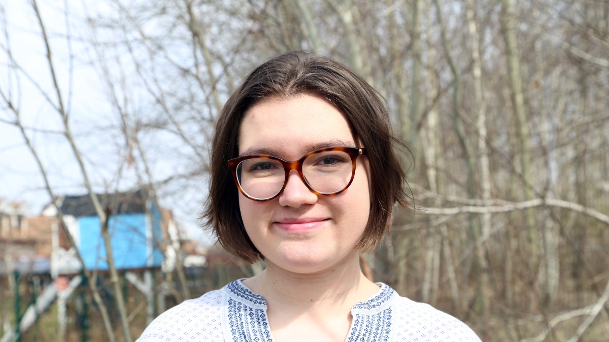 La estudiante polaca Krystyna Paszko, en un campo en las cercanías de su casa paterna en Varsovia.