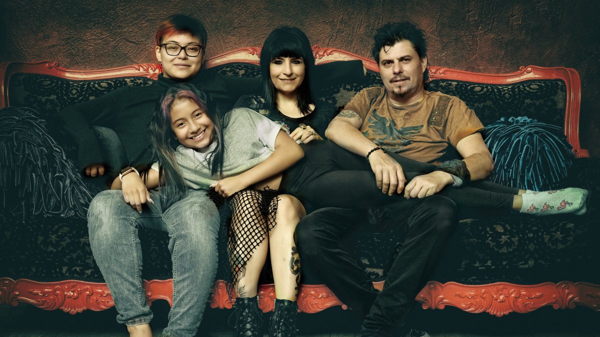 En compañía de sus amores infinitos, su esposo Simón Brauer e hijas Rebeca y Nina.