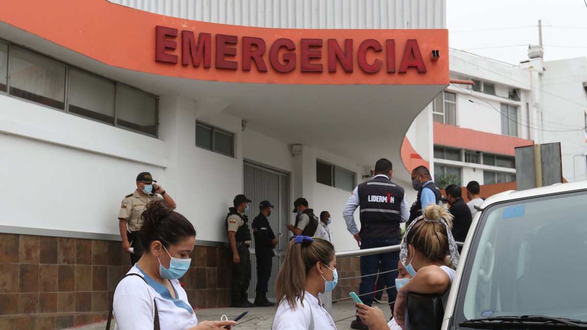 El hecho ocurrió la mañana de ayer. La víctima, identificada como Carla Rocheti de 41 años, es de nacionalidad peruana y se encontraba ingresada en esta casa asistencial.