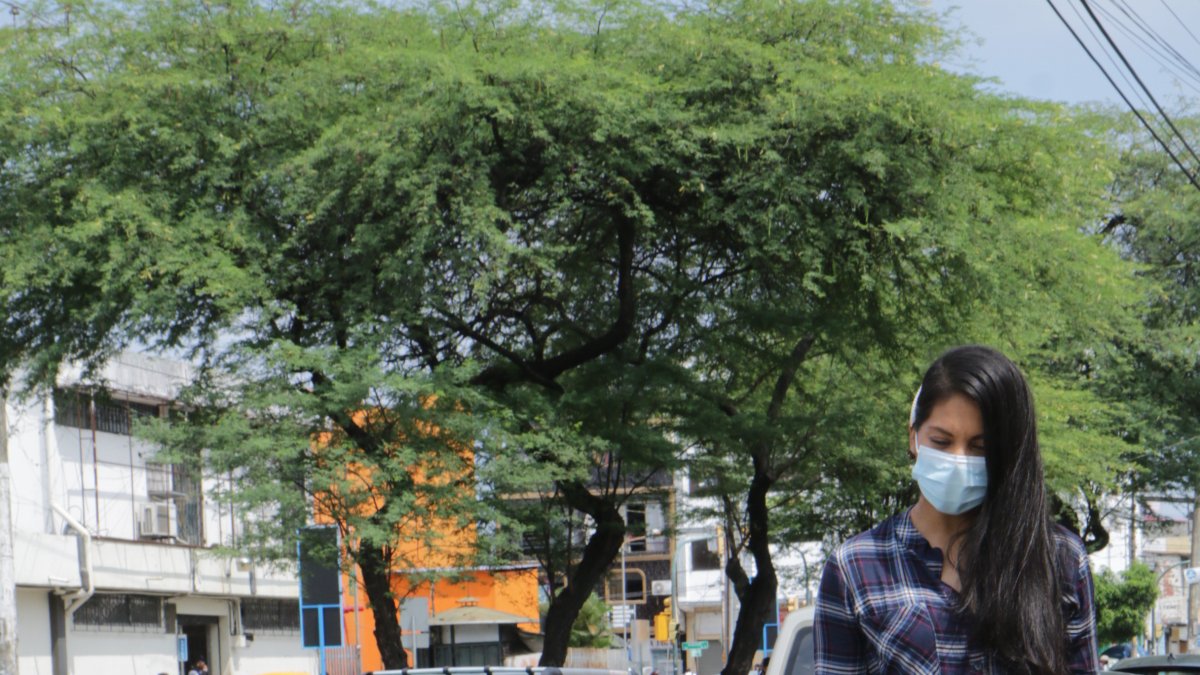 Gestión. Daniel, tomado de la mano de su madre, Alejandra Paredes, sigue en trámites por su carné.