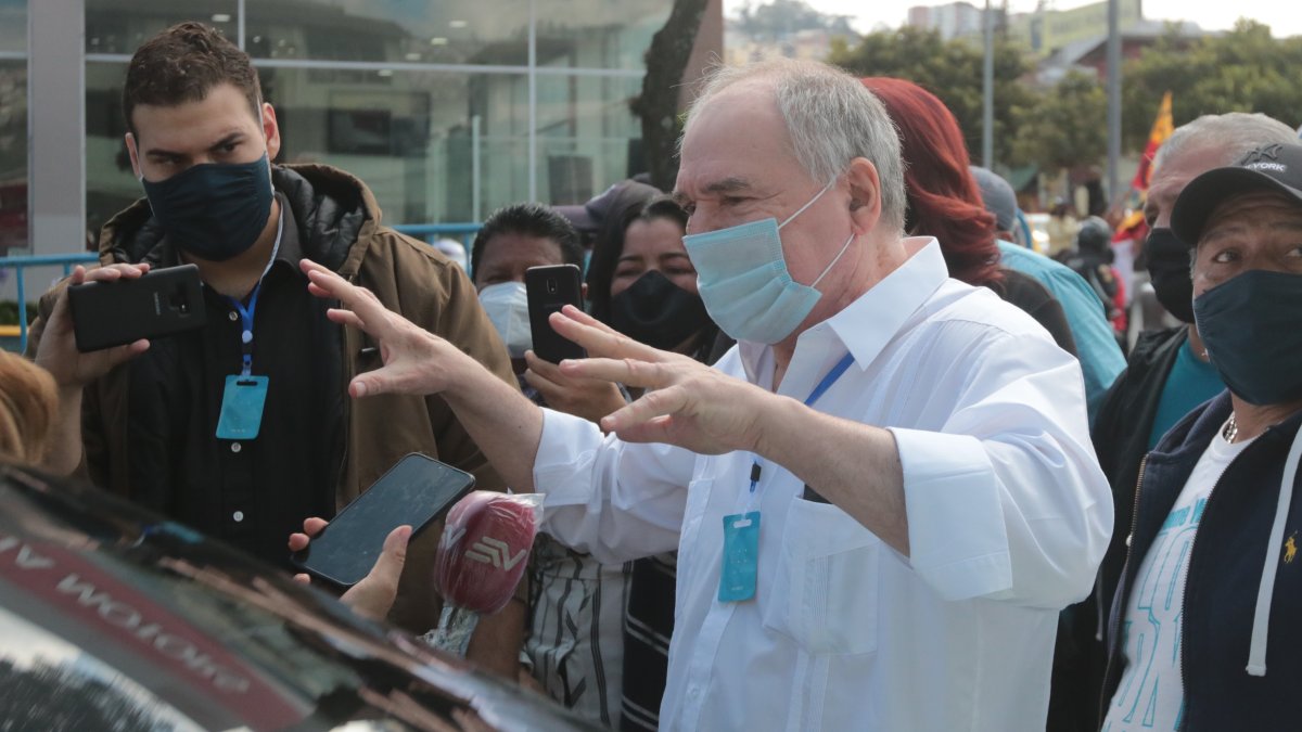 Mediante habeas corpus, Abdalá Bucaram logró que se levante el arresto domiciliario en enero, para desplegar su campaña como asambleísta.