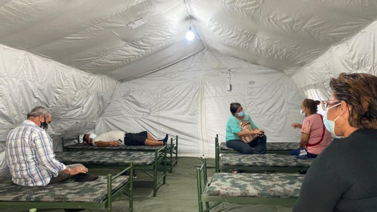 Esta es una de las carpas para los familiares de los pacientes internados en el hospital del Seguro Social, Teodoro Maldonado Carbo.