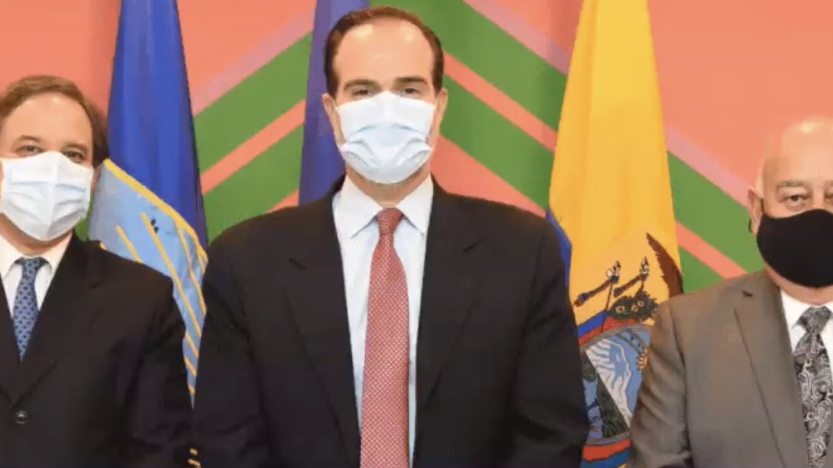 Simón Cueva, próximo ministro de Finanzas; Mauricio Claver-Carone, presidente del BID; Mauricio Pozo, actual ministro de Economía y Finanzas.